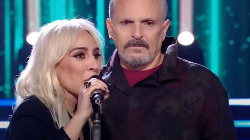 Miguel Bosé conmueve a su publico tras cantar junto a Mónica Naranjo el exitoso tema "Si Tú No Vuelves" en el Auditorio Nacional.