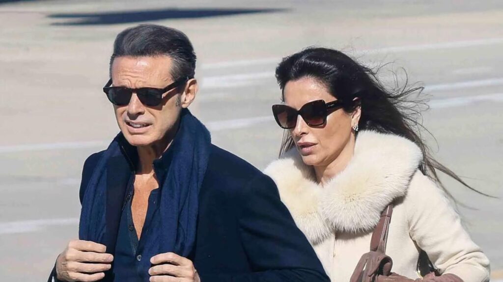 Luis Miguel fue captado en un centro capilar de Madrid, propiedad del torero Enrique Ponce, ex pareja de su actual novia, Paloma Cuevas.