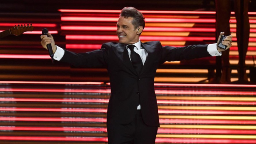 Luis Miguel preocupó a los asistentes que lo acompañaron en su show en Buenos Aires, Argentina tras presenciar el pequeño accidente del cantante.