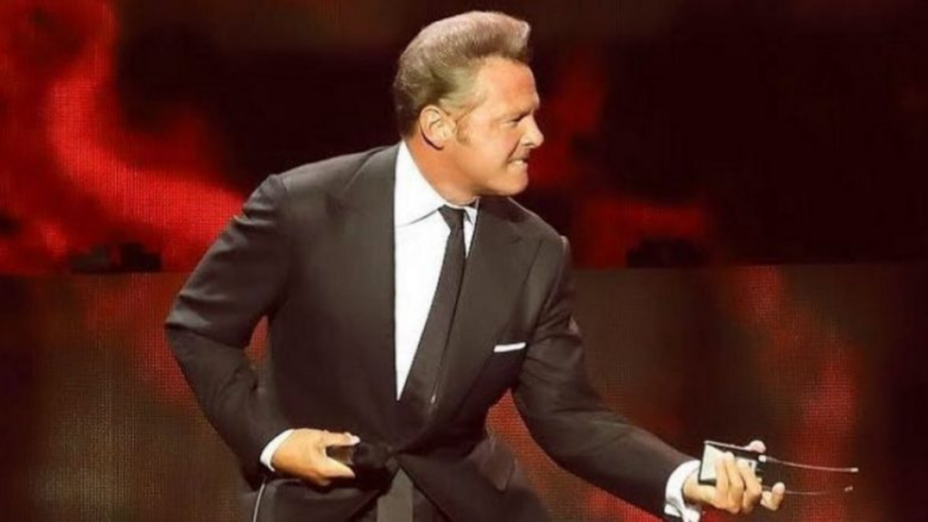 De acuerdo a reportes de medios locales, Luis Miguel tuvo que ser hospitalizado de emergencia, sin embargo, no canceló su presentación en Chile.
