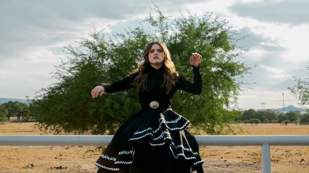 La cantante de 25 a&ntilde;os, Camila Fern&aacute;ndez se present&oacute; en el Festival Arre cantando uno de los m&aacute;s grandes &eacute;xitos de su abuelo Vicente Fern&aacute;ndez. 