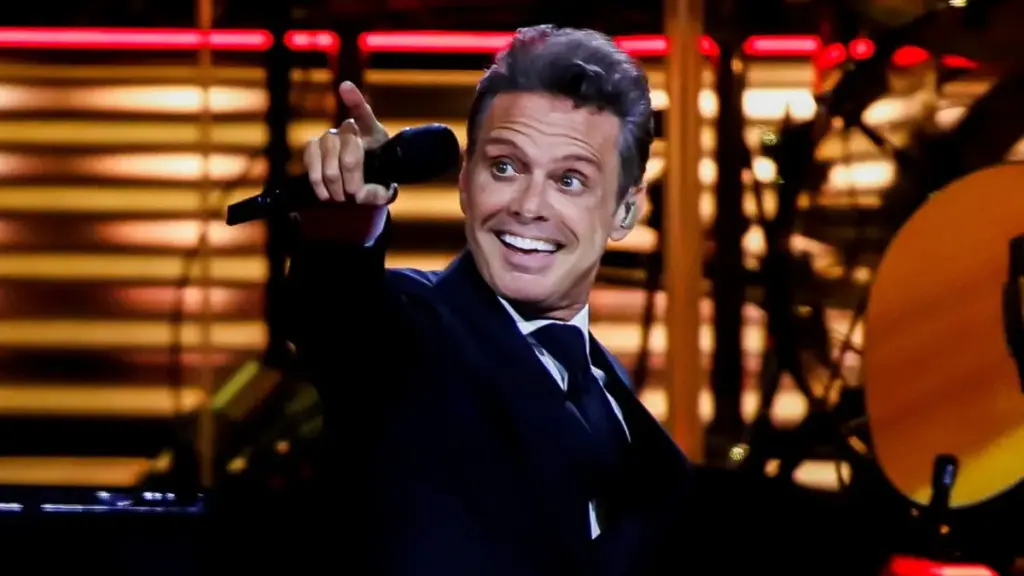 Luis Miguel inició su Tour 2023-2024 con veinte fechas que llenaron a su máxima capacidad sus presentaciones en Buenos Aires y Santiago de Chile.