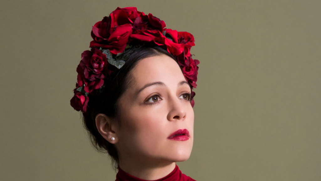 La famosa cantante mexicana, Natalia Lafourcade se impuso ante importantes figuras de la m&uacute;sica, siendo galardonada con tres premios.