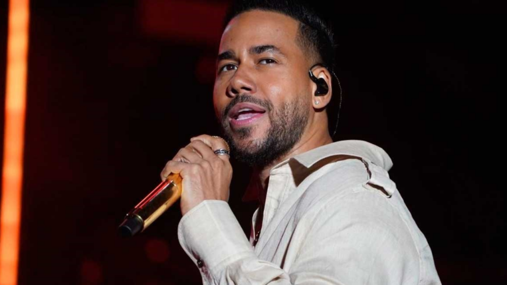 El cantante estadounidense, Romeo Santos decidió subir al escenario a una fanática que se encontraba en las primeras filas para cumplir su deseo.