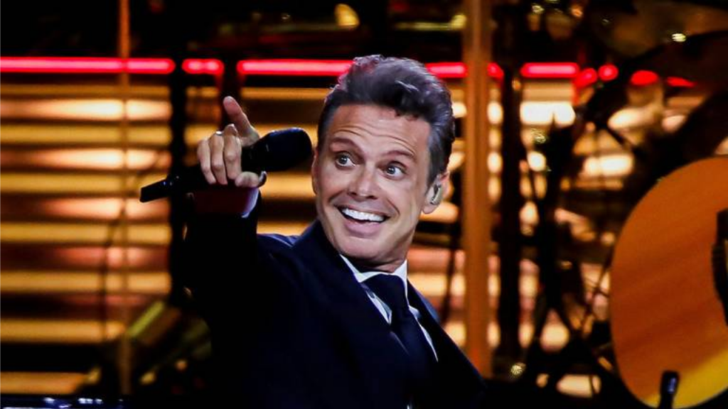 El reconocido cantante Luis Miguel finalmente ha llegado a territorio nacional junto con su pareja, Paloma Cuevas, y su equipo de trabajo.