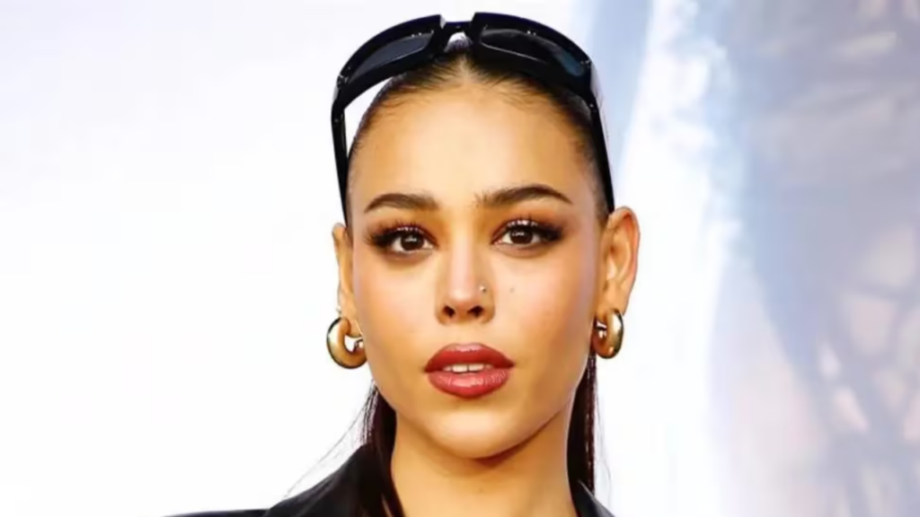 Danna Paola dej&oacute; a los pasajeros de un vuelo at&oacute;nitos al compartir un saludo especial a trav&eacute;s del altavoz antes del despegue.