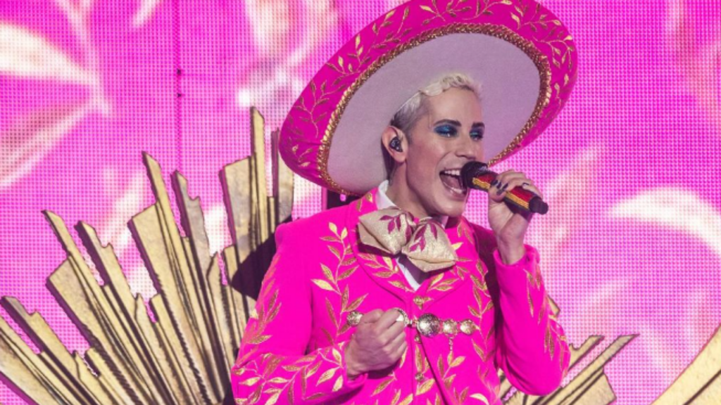 La famosa agrupación mexicana, RBD ha dado mucho de qué hablar tras la gira mundial en la que se encuentran debido a los vestuarios del integrante Christian Chávez.