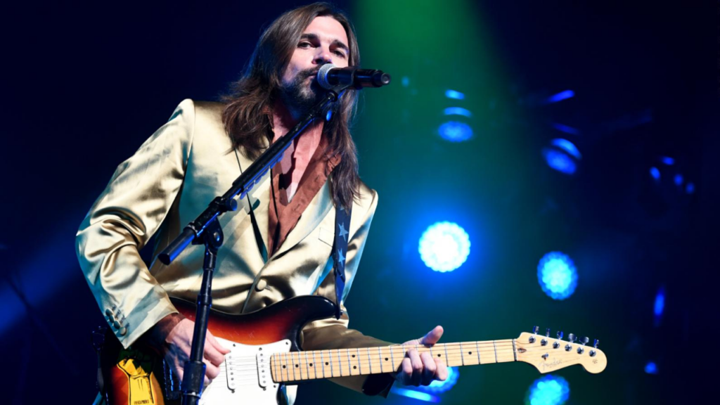Juanes sorprende a fans que rentaron su casa con un concierto privado