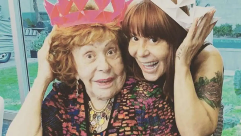 Alejandra Guzmán compartió detalles sobre la situación de salud de su madre, la icónica actriz Silvia Pinal, quien fue hospitalizada de emergencia debido a complicaciones por influenza.