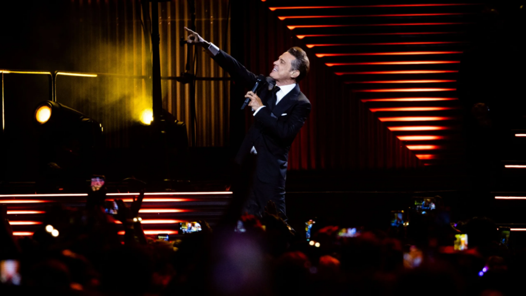 El famoso cantante mexicano, Luis Miguel vivió un divertido momento sobre el escenario con el enorme insecto.