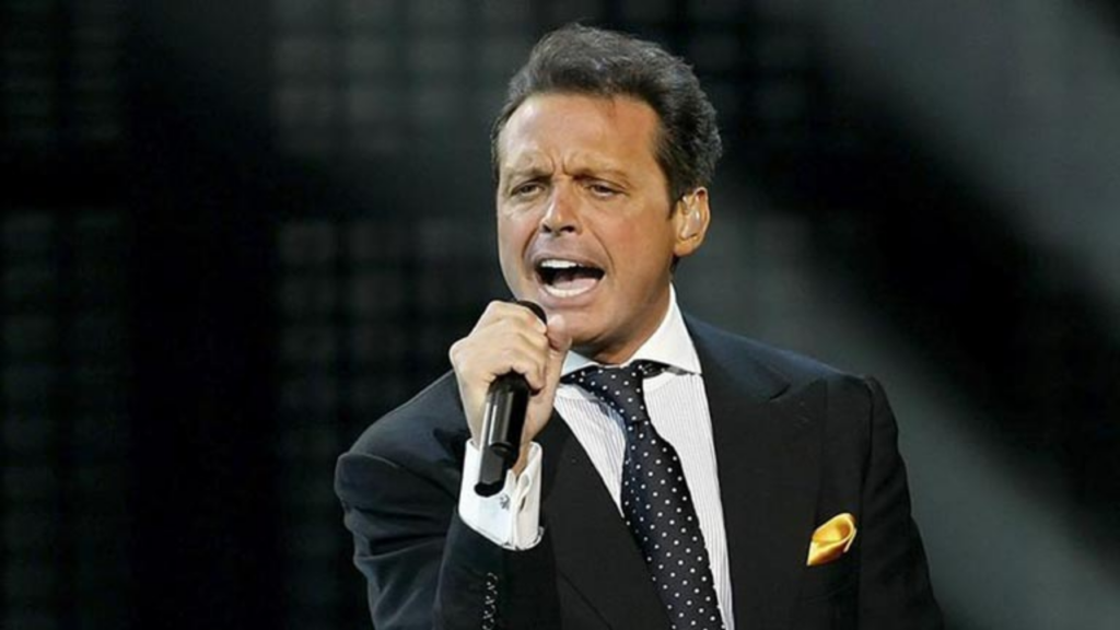 En su edición de 2023, una famosa revista estadounidense consagró a Luis Miguel como el artista mejor vestido de todos los tiempos.