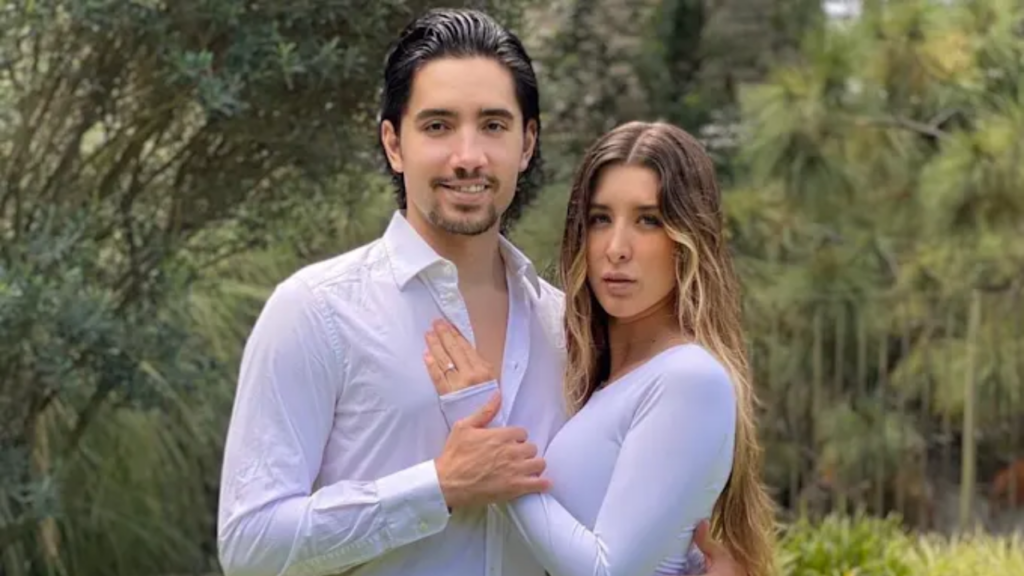 Alex Fern&aacute;ndez junto a su esposa Alexia Hern&aacute;ndez, se encuentran felices con la reciente llegada de la m&aacute;s joven integrante de su familia. 