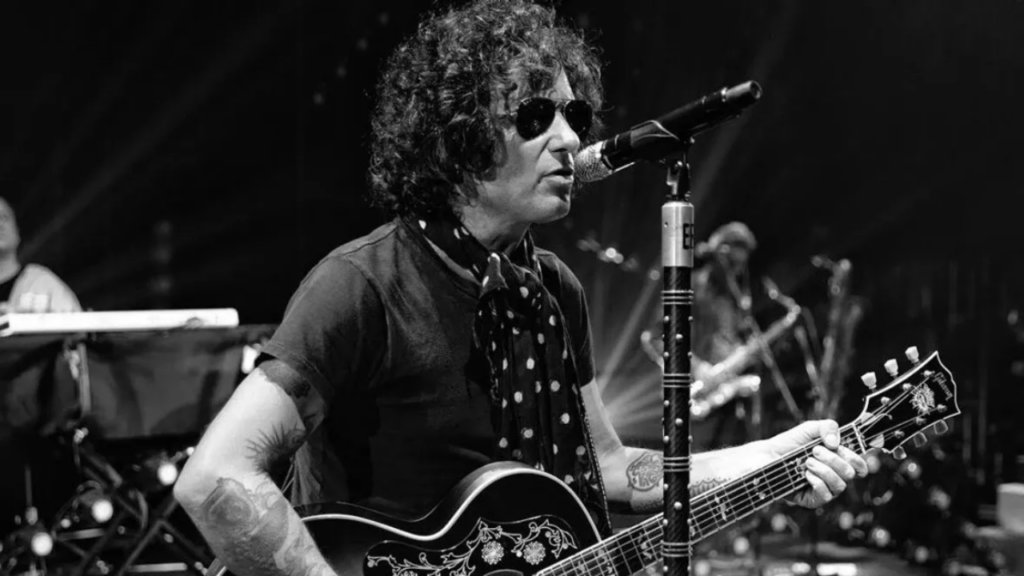 Enrique Bunbury, el reconocido cantante espa&ntilde;ol sorprendi&oacute; a sus fans al presentar fallas en un concierto de Am&eacute;rica Latina.