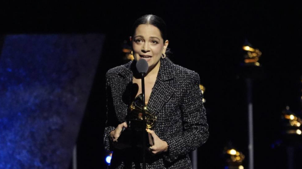 Natalia Lafourcade, reconocida cantautora mexicana, subió emocionada al escenario para recibir su más reciente Premio Grammy, consolidando así su destacada carrera.