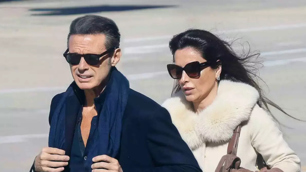 El padre de Paloma Cuevas, Victoriano Valencia, ha compartido detalles sobre la relaci&oacute;n de su hija con el famoso cantante Luis Miguel.