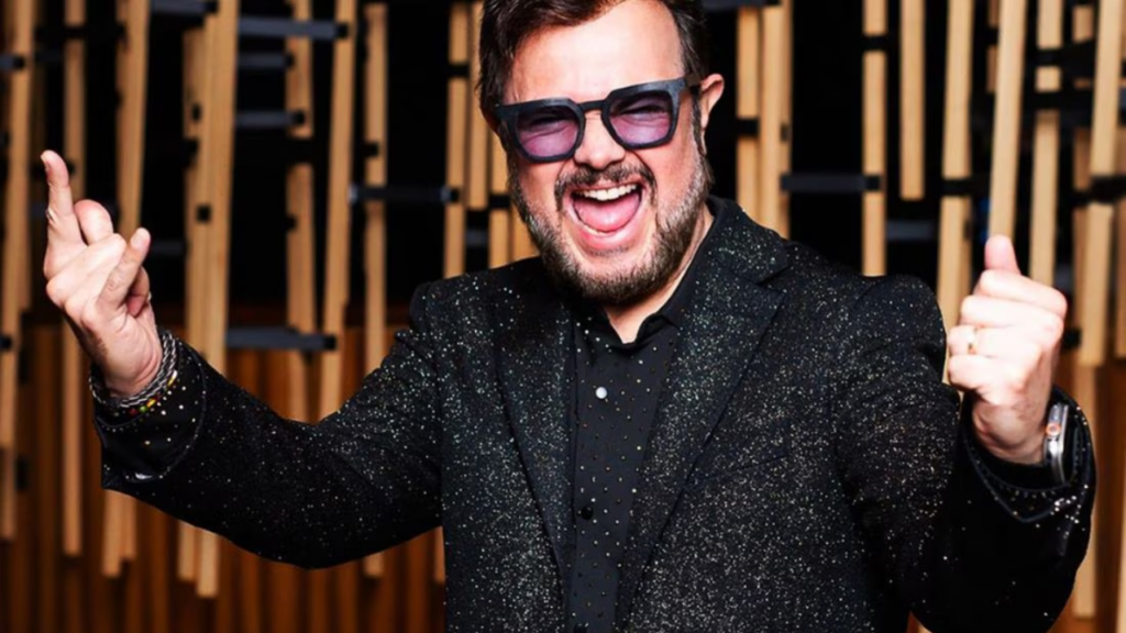 Aleks Syntek, reconocido cantante de música pop en México, ha estado en el centro de la polémica debido a su posición en contra del reguetón.