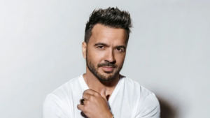 Luis Fonsi enfrenta momento aterrador durante salto en paraca&iacute;das