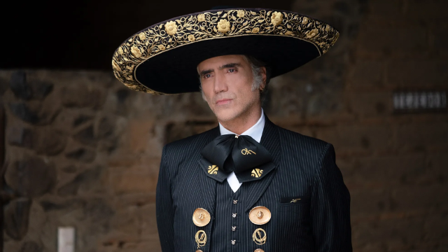 Alejandro Fern&aacute;ndez  ha causado sensaci&oacute;n en las redes sociales al compartir unas fotograf&iacute;as en las que se parece a Vicente Fern&aacute;ndez. 