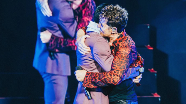 David Bisbal cautivó a sus fans con un espectacular concierto que dejó huella en los corazones de sus seguidores.
