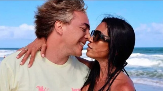 El cantante mexicano Cristian Castro, vuelve a ser tema de conversación debido a su vida sentimental con su actual novia Mariela Sánchez.