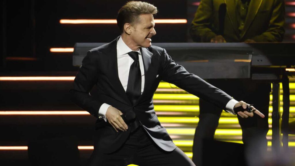 &iexcl;Luis Miguel rompe r&eacute;cords y sorprende al mundo con su gira!
