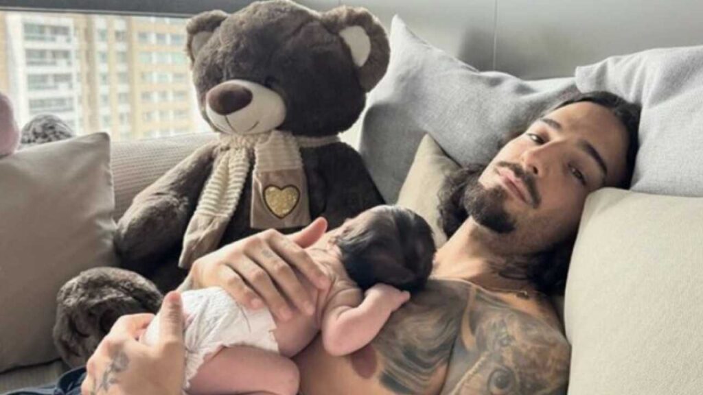 Maluma enciende las redes al buscar ni&ntilde;era para su hija Paris.