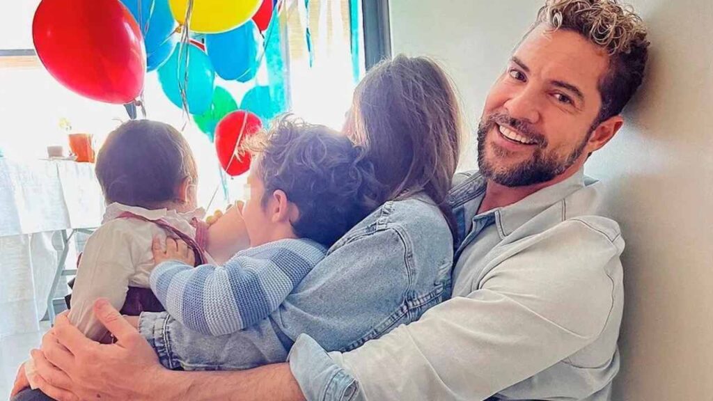 David Bisbal comparte tierno video explicando a su hijo que es famoso.