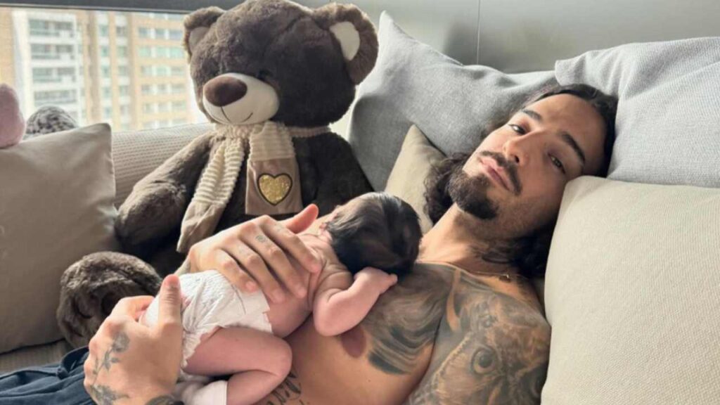 Maluma es duramente criticado por rapar a su beb&eacute;.