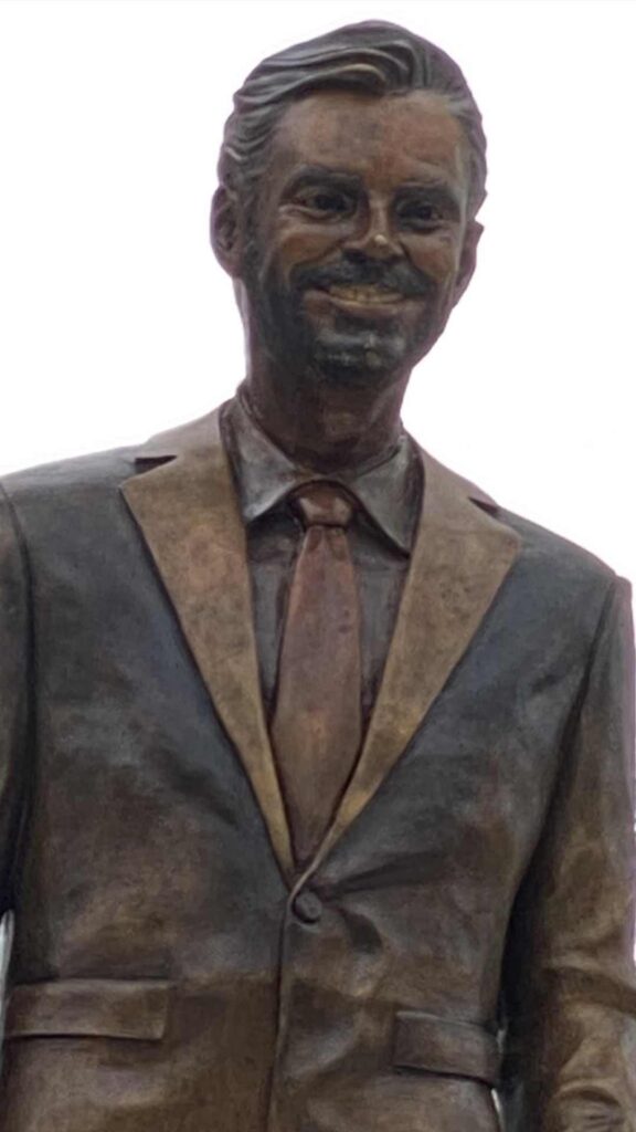 Eugenio Derbez visita su estatua en Acapulco y hace un llamado a apoyar al puerto