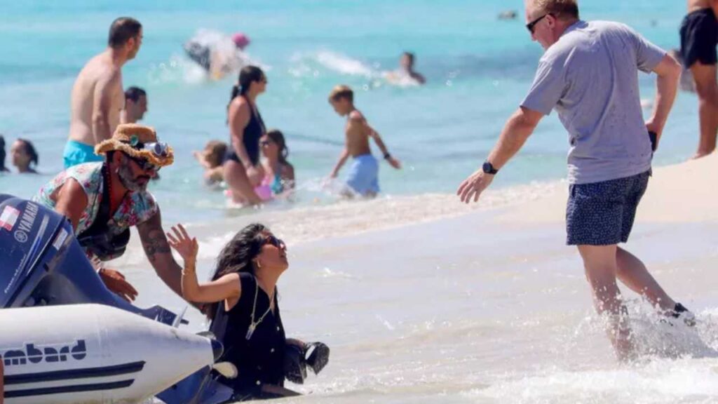 &iexcl;Salma Hayek sufre aparatoso susto en Ibiza y su esposo se convierte en h&eacute;roe!