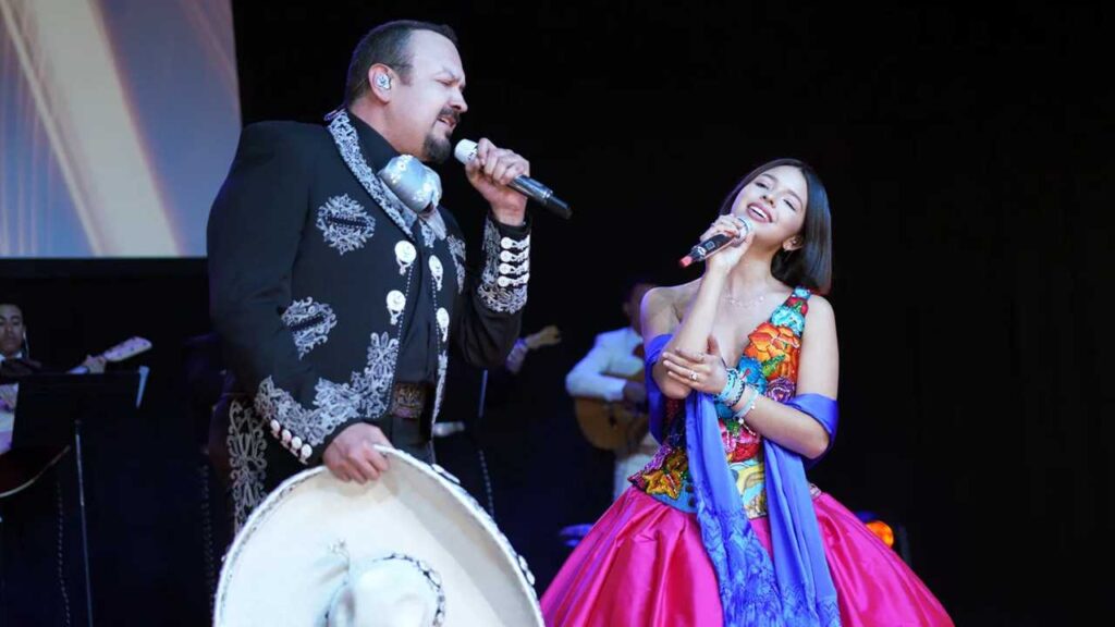 &iexcl;Pepe Aguilar revela los extravagantes gustos de &Aacute;ngela Aguilar en el camerino! &iquest;50 vestidos?