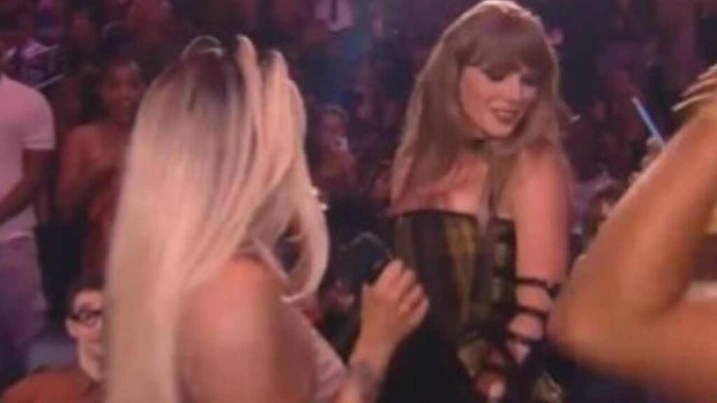 &iexcl;Karol G pone a bailar a Taylor Swift en los VMAs!
