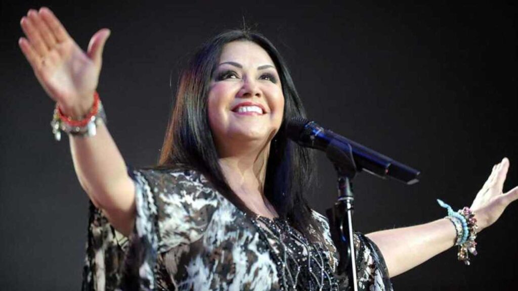 Ana Gabriel genera pol&eacute;mica tras rega&ntilde;ar a fan en pleno concierto.