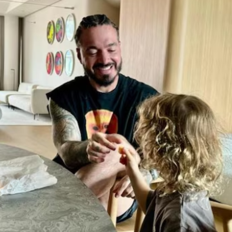 J Balvin aterroriza a su hijo R&iacute;o con un extravagante disfraz de Halloween