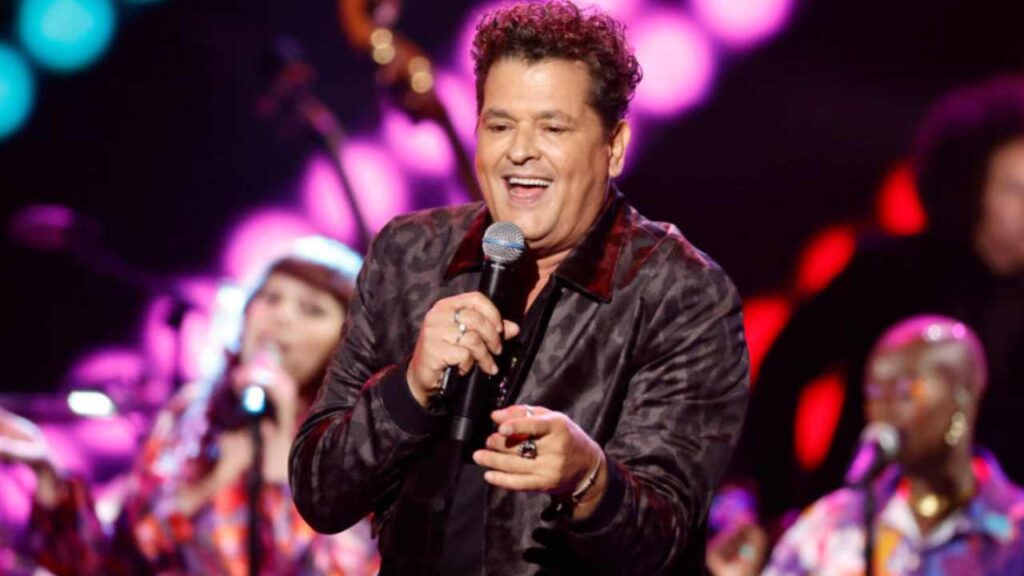 Carlos Vives recibe el m&aacute;ximo honor de los Latin Grammy en una noche llena de emociones