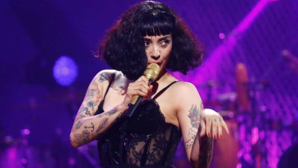 Mon Laferte invita a sanar a través del arte en un performance único