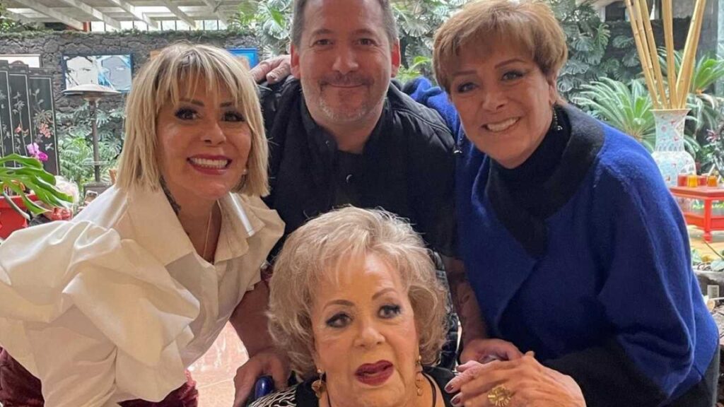 Alejandra Guzmán comparte cómo enfrentó la reciente crisis de salud de Silvia Pinal