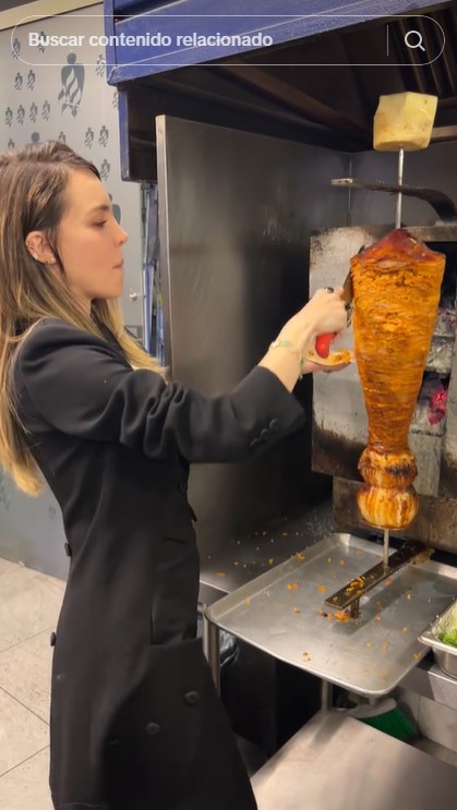 Belinda se convierte en tendencia por preparar tacos al pastor como todo una profesional