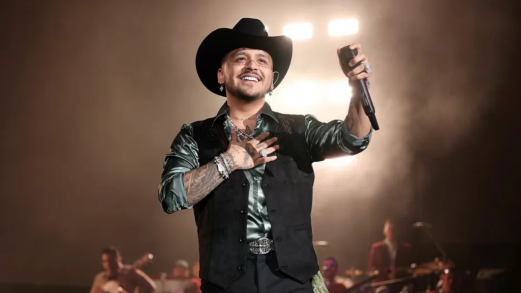 Christian Nodal comparte micr&oacute;fono con fan durante concierto