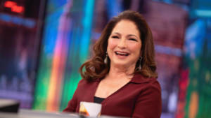 Gloria Estefan celebra 50 a&ntilde;os de carrera con una brillante presentaci&oacute;n en Tiny Desk
