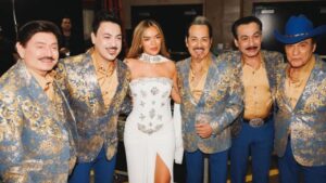 Karol G se emociona al ver a Los Tigres del Norte en los Latin Grammy