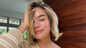 Karol G sorprende con cambio de look durante sus vacaciones en Haw&aacute;i