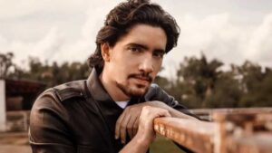 Alex Fern&aacute;ndez combina su faceta de padre con su carrera en Juego de Voces