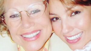 Thalía conmueve con mensaje a su mamá