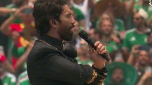 Alejandro Fernández emocionó al público con una hermosa interpretación al Himno Nacional