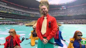J Balvin hace homenaje a pachucos en la inaguración