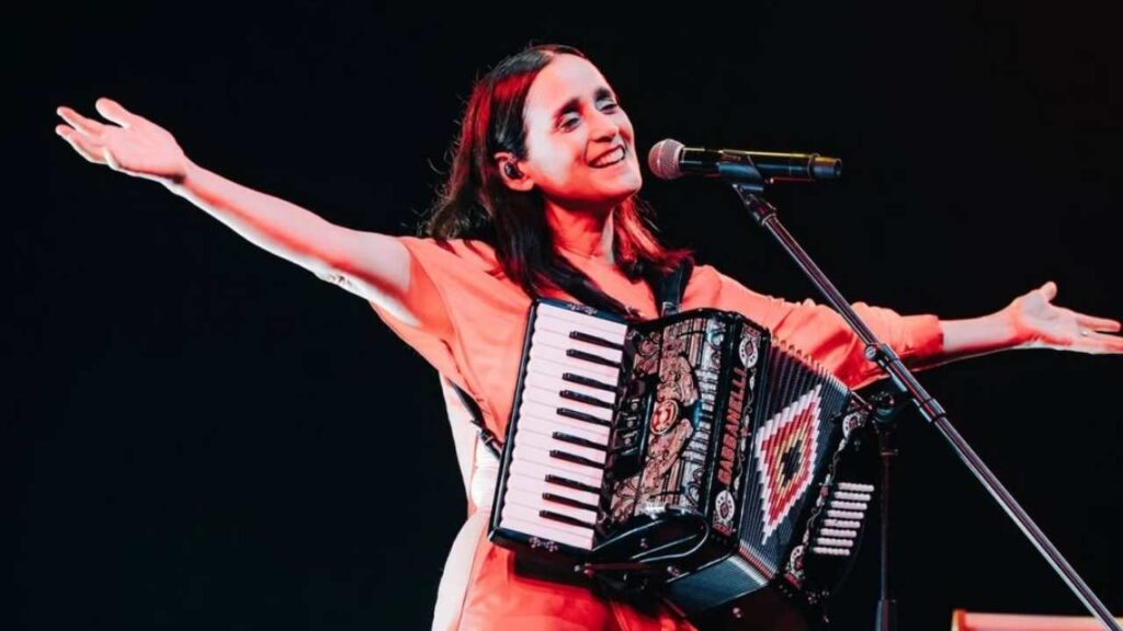 Julieta Venegas; m&aacute;s norte&ntilde;a y futbolera que nunca