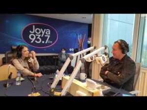 ¡Karla Breu visita la cabina de Joya 93.7 para platicar con Mariano Osorio!