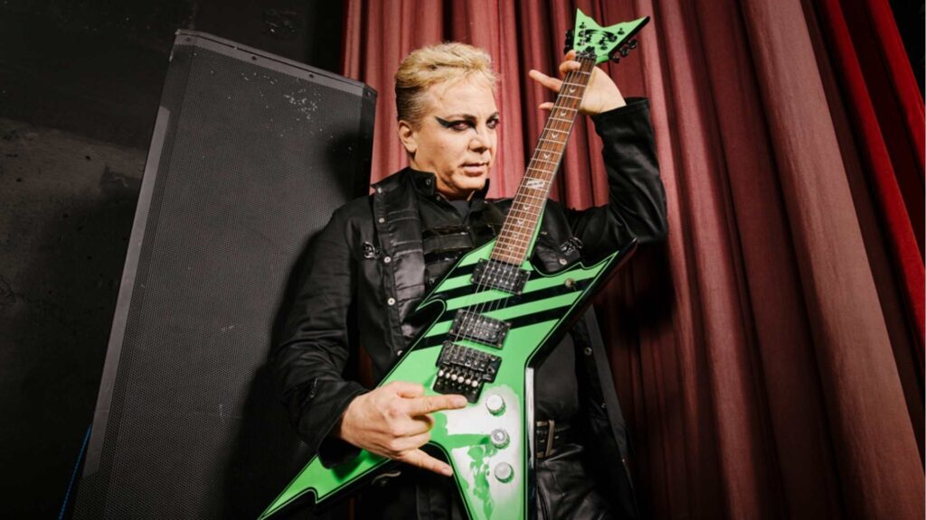 Cristian Castro sorprende con su regreso al metal