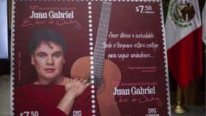 As&iacute; puedes conseguir la estampilla conmemorativa de Juan Gabriel en Correos de M&eacute;xico